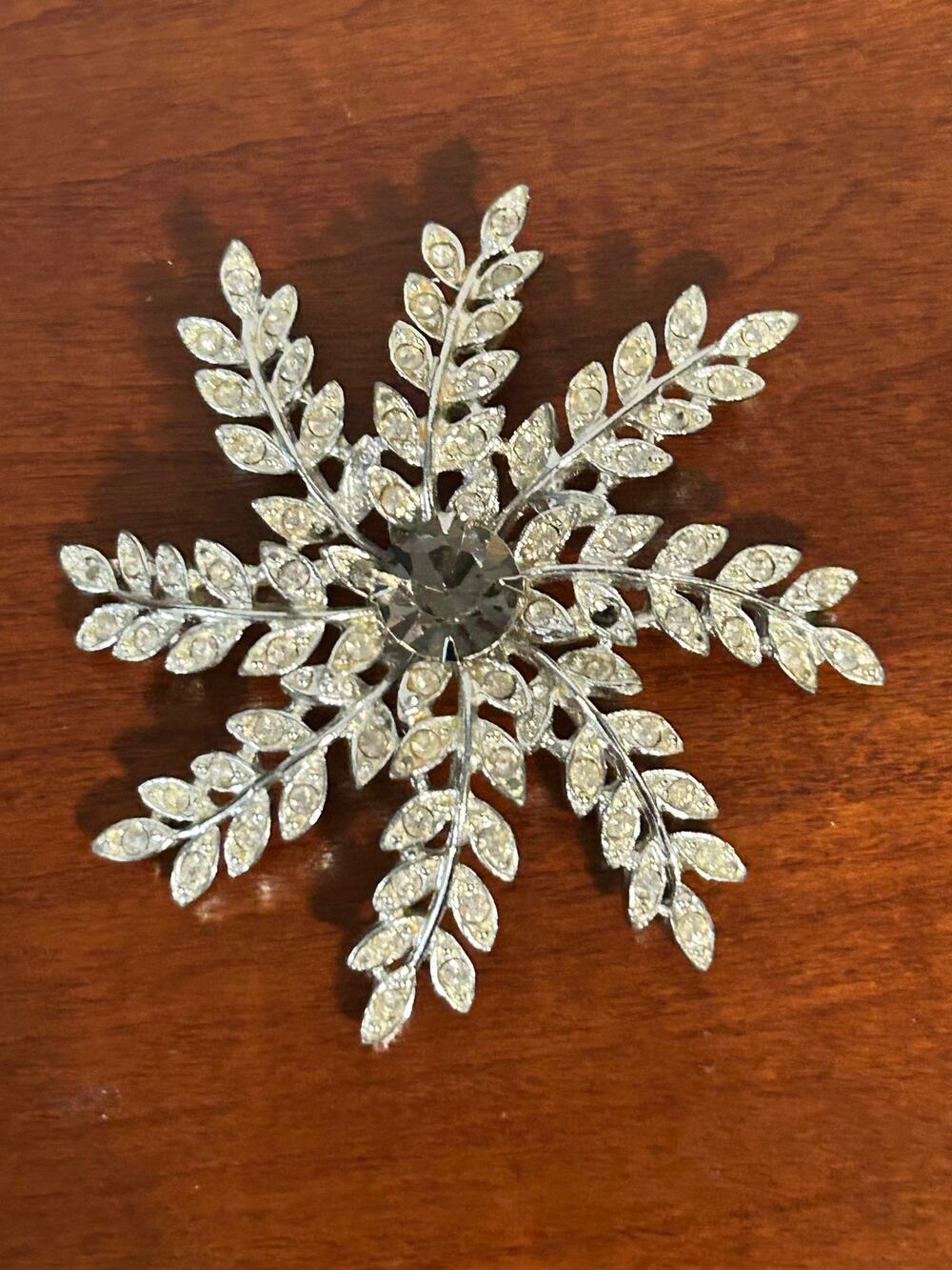 Rhinestone floral leaf brooch needs pin replaced vintage